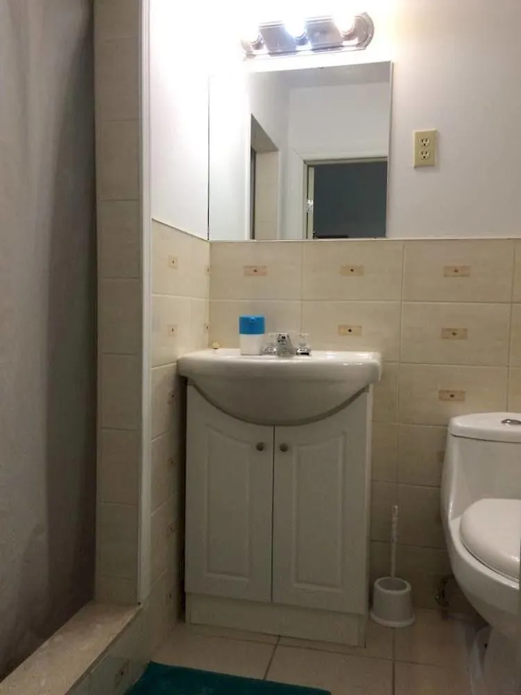 Adas Guesthouse Toronto 2*,
