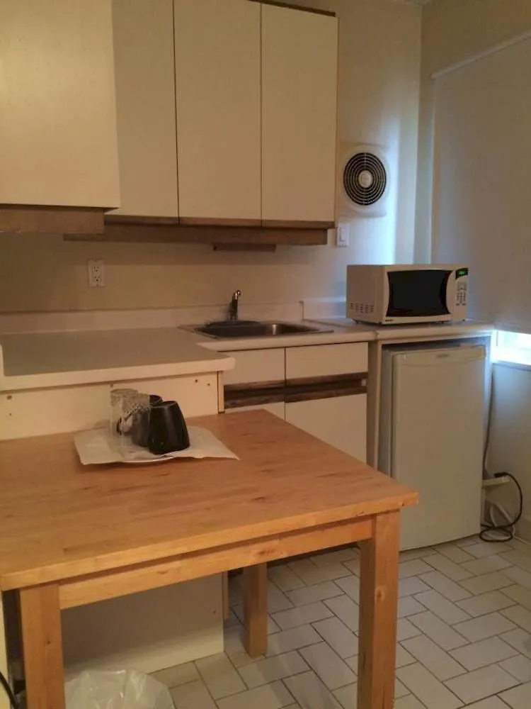 Adas Guesthouse Toronto