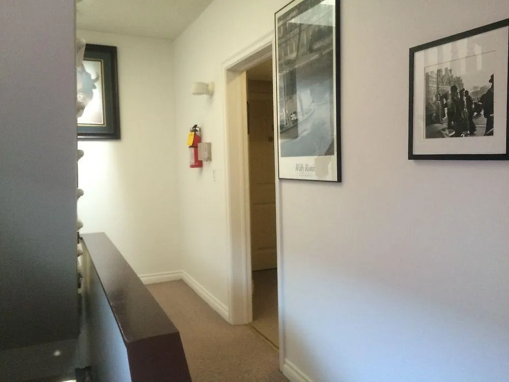 Adas Guesthouse Toronto Guest house