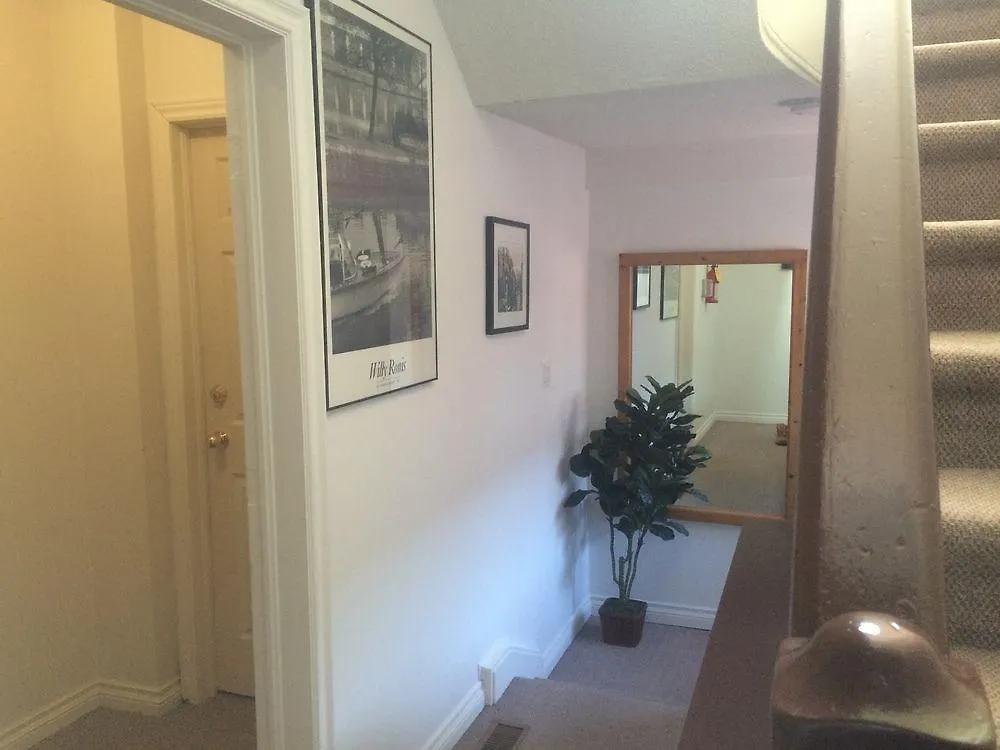 Adas Guesthouse Toronto Guest house