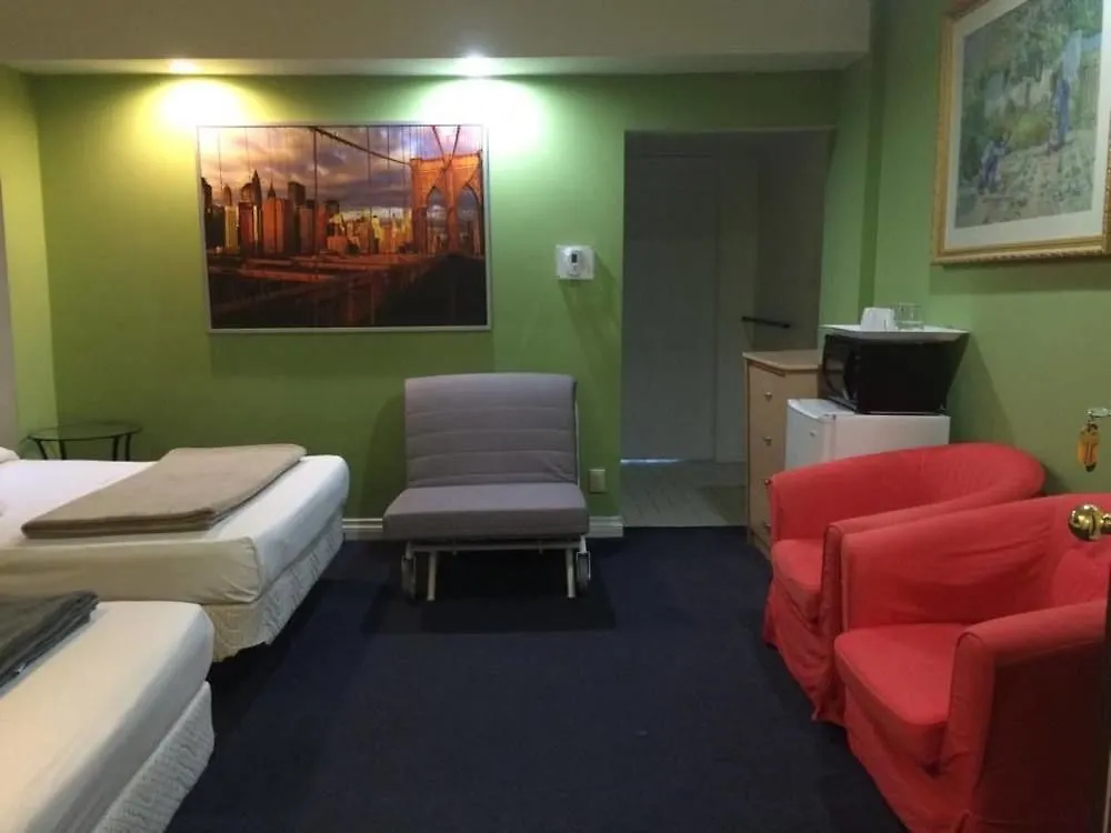 Adas Guesthouse Toronto 2*,