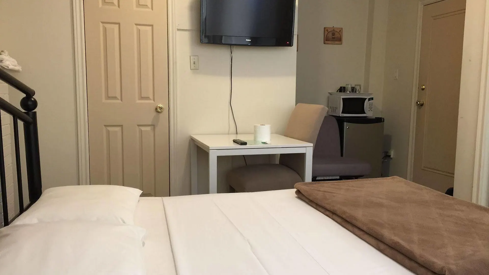 Adas Guesthouse Toronto
