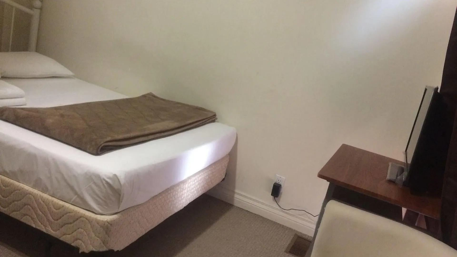 Adas Guesthouse Toronto Canada