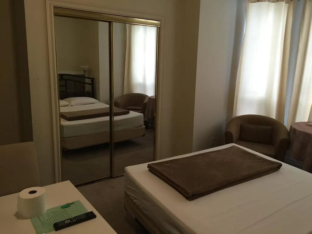 Adas Guesthouse Toronto 2*,