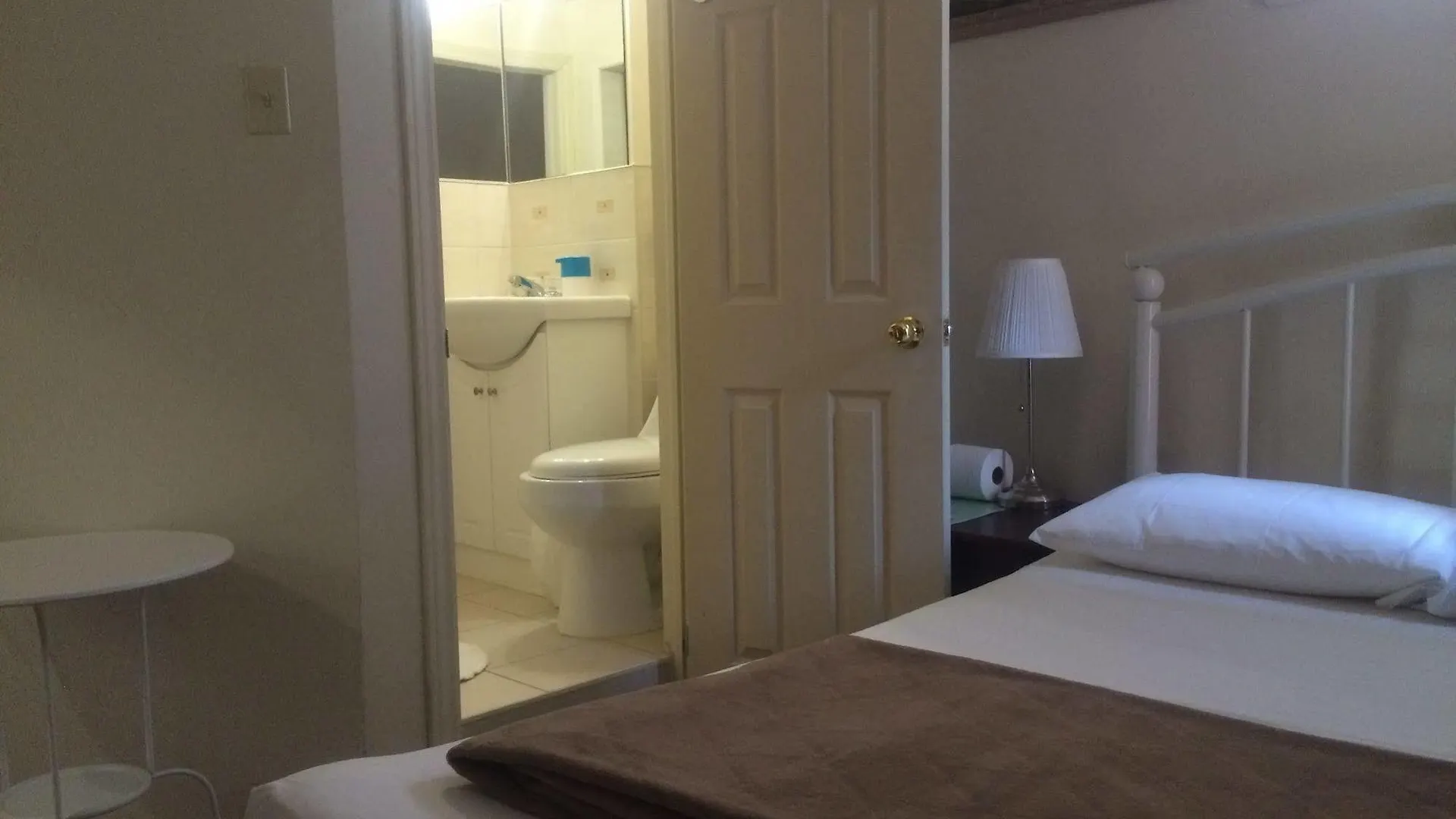 Adas Guesthouse Toronto 2*,